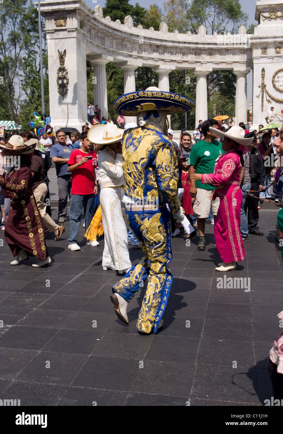 Mann mit Mariachi Kostüm tanzen während einer Parade in Mexiko-Stadt Stockfoto