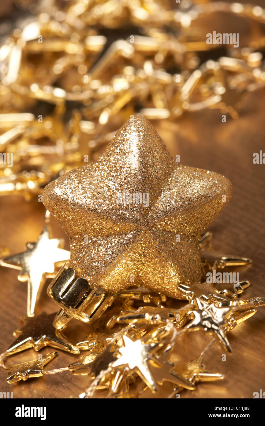 Gold von Weihnachtssterne auf goldenem Hintergrund Stockfoto