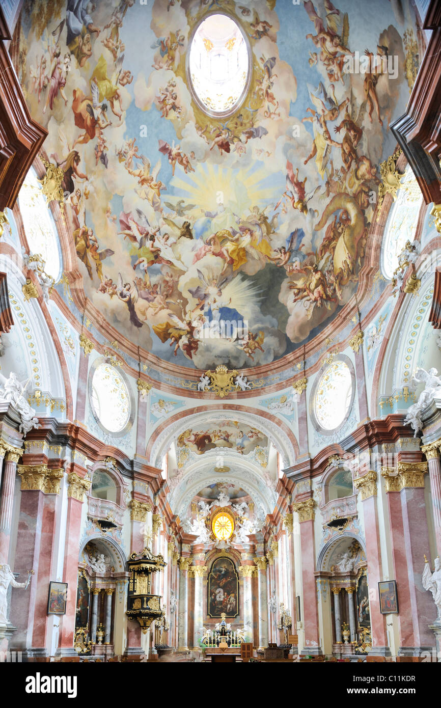 Innenraum der Klosterkirche mit Fresken von Paul Troger, Benediktiner-Kloster Stift Altenburg, Altenburg, Region Waldviertel Stockfoto