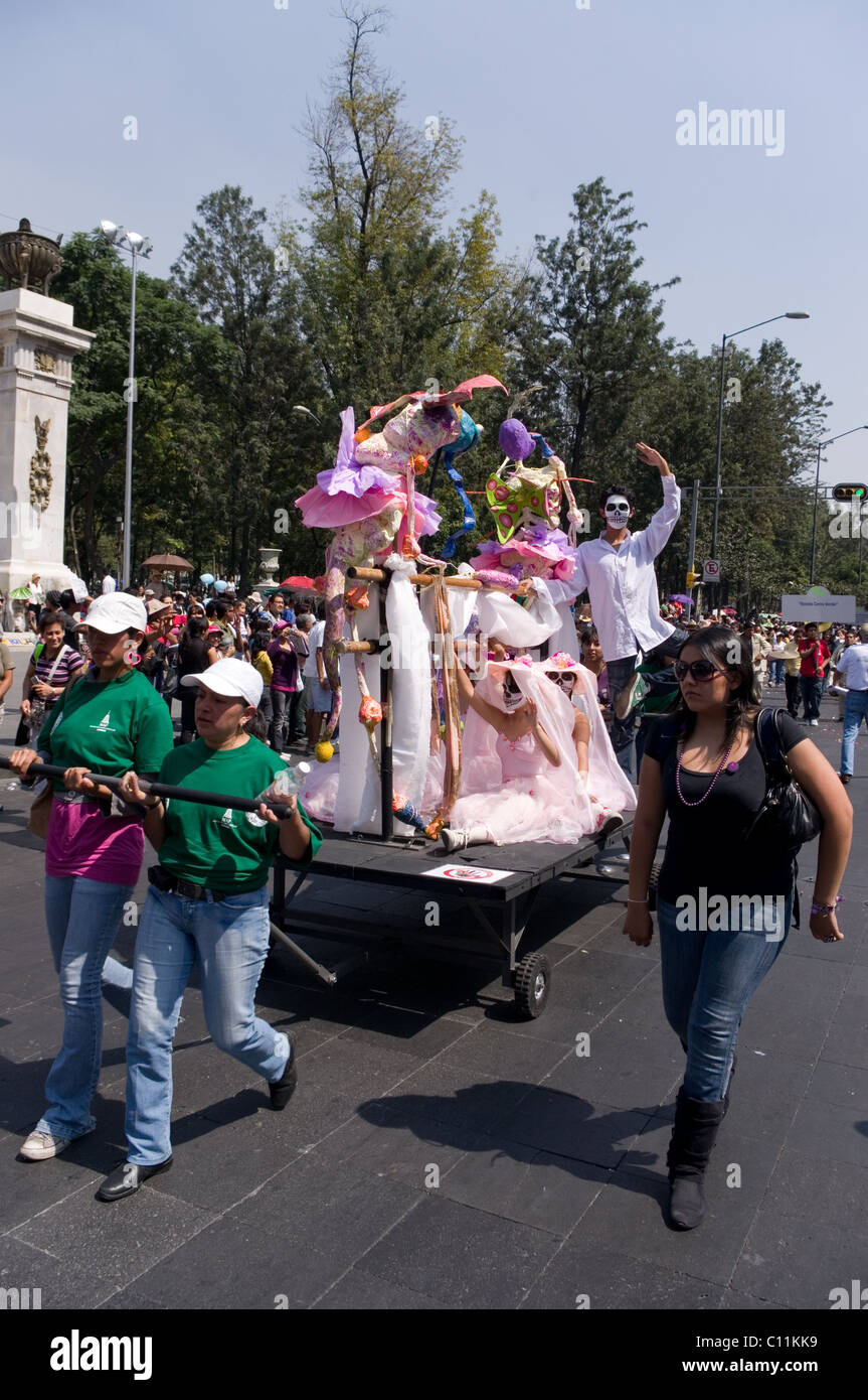 Mexikanische Ballett-Tänzer mit Schädel bilden während einer Parade in Mexiko-Stadt Stockfoto