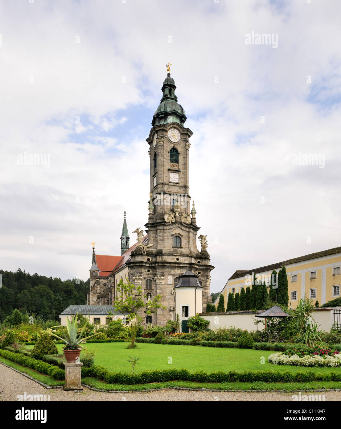 Garten mit westlichen Blick auf die Stiftskirche, Stift Zwettl Zisterzienserkloster, Region Waldviertel, Niederösterreich Stockfoto