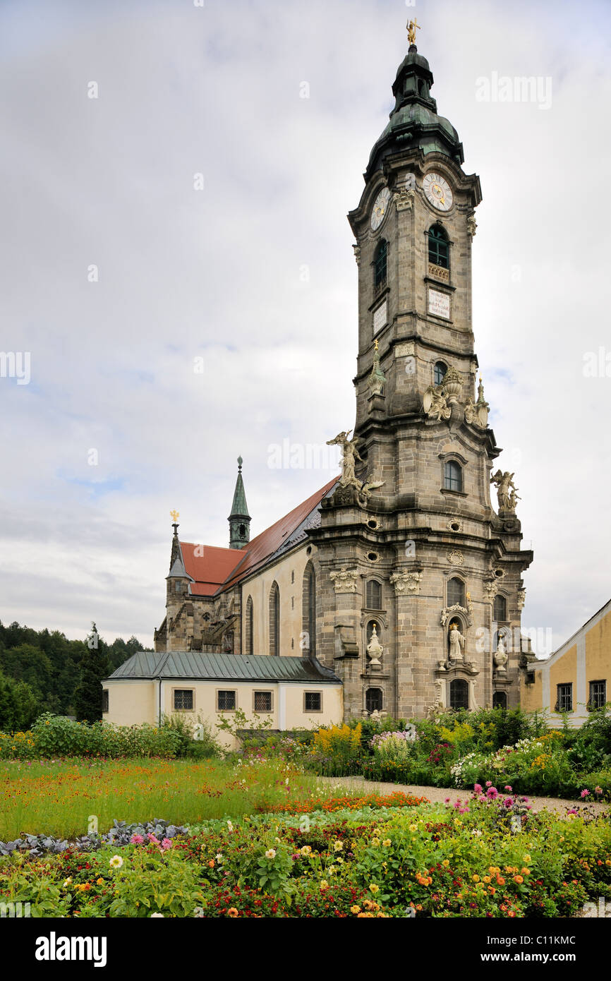Garten mit westlichen Blick auf die Stiftskirche, Stift Zwettl Zisterzienserkloster, Region Waldviertel, Niederösterreich Stockfoto