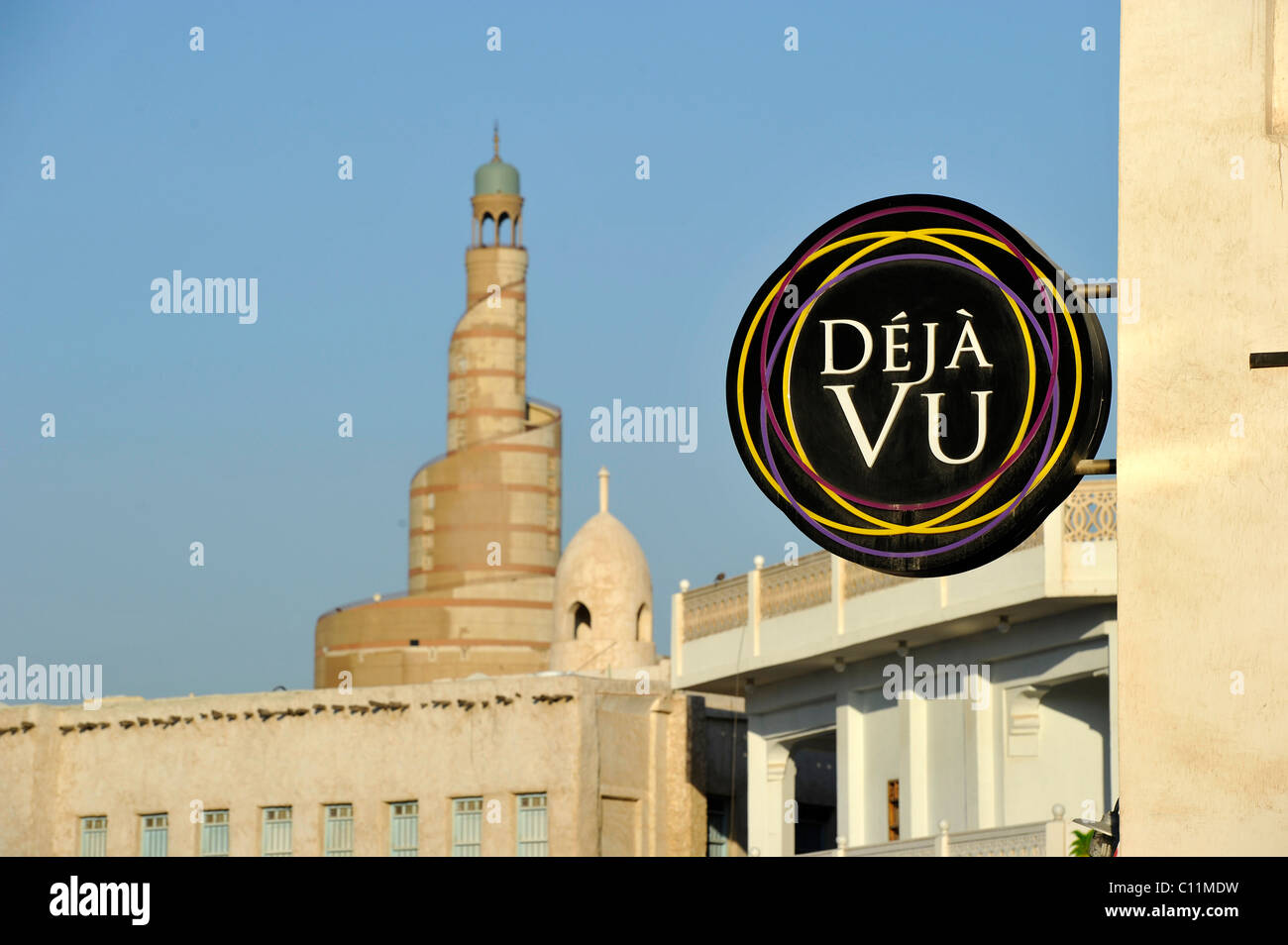 Déjà-Vu, Zeichen vor der spiralförmigen Turm der Fanar, Katar Islamisches Kulturzentrum, Souq al Waqif Stockfoto