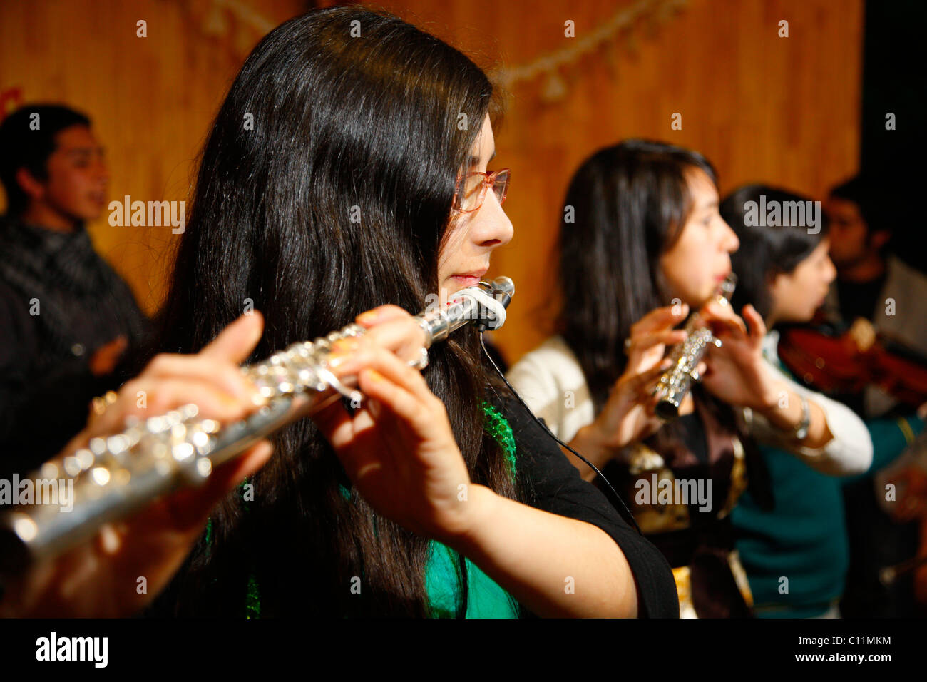 Frauen spielen Querflöte im Gottesdienst, Bergbau Stadt Lota, Chile, Südamerika Stockfoto