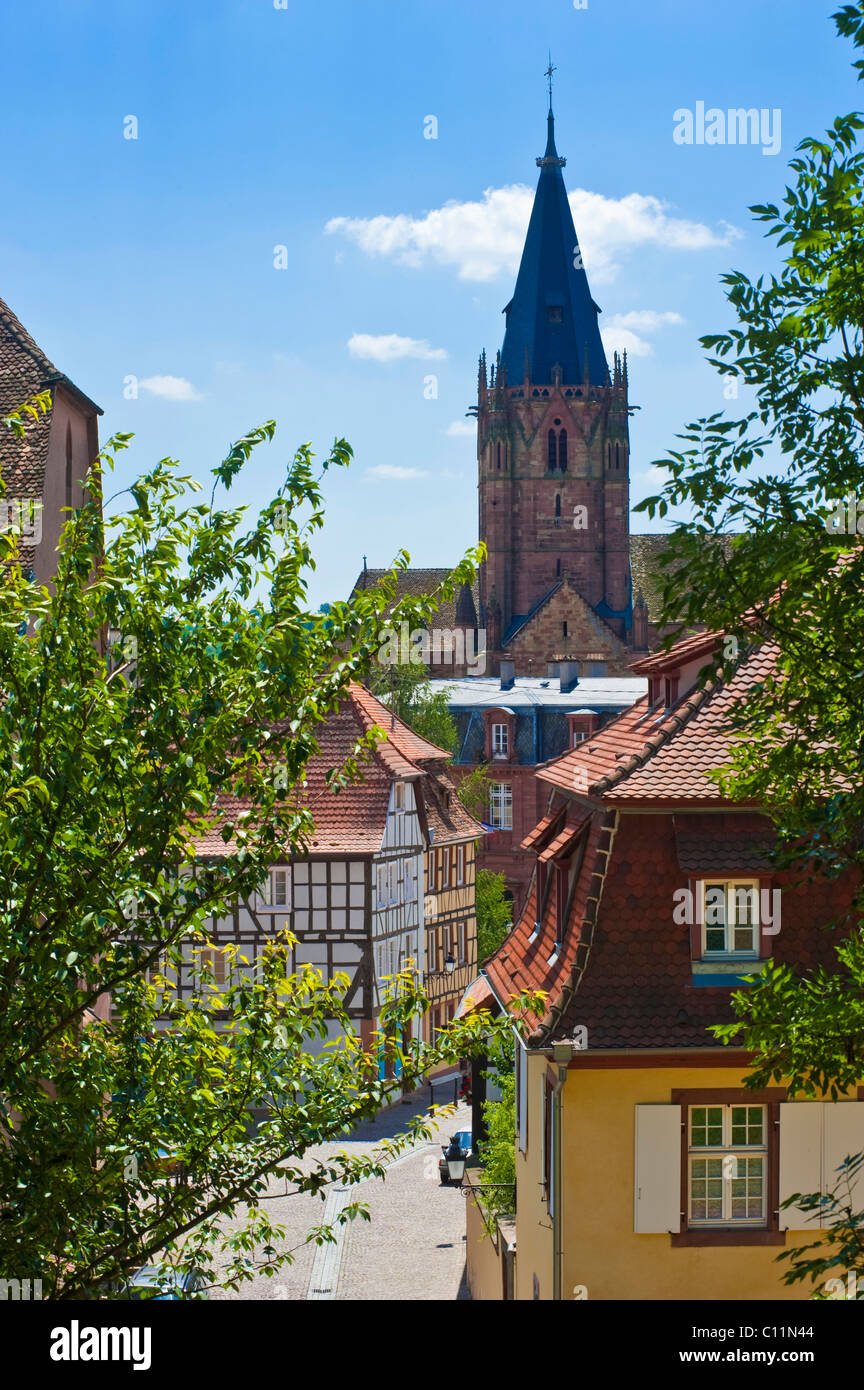Altstadt mit dem Turm der Kirche der Heiligen Peter und Paul, dieAbbatiale Saints Pierre et Paul, Weißenburg Stockfoto