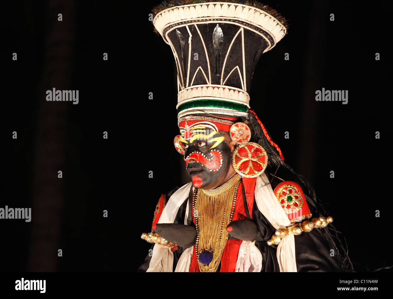 Kathakali Tanz, Chuvanna Thaadi Charakter, Kerala, Südindien, Asien Stockfoto
