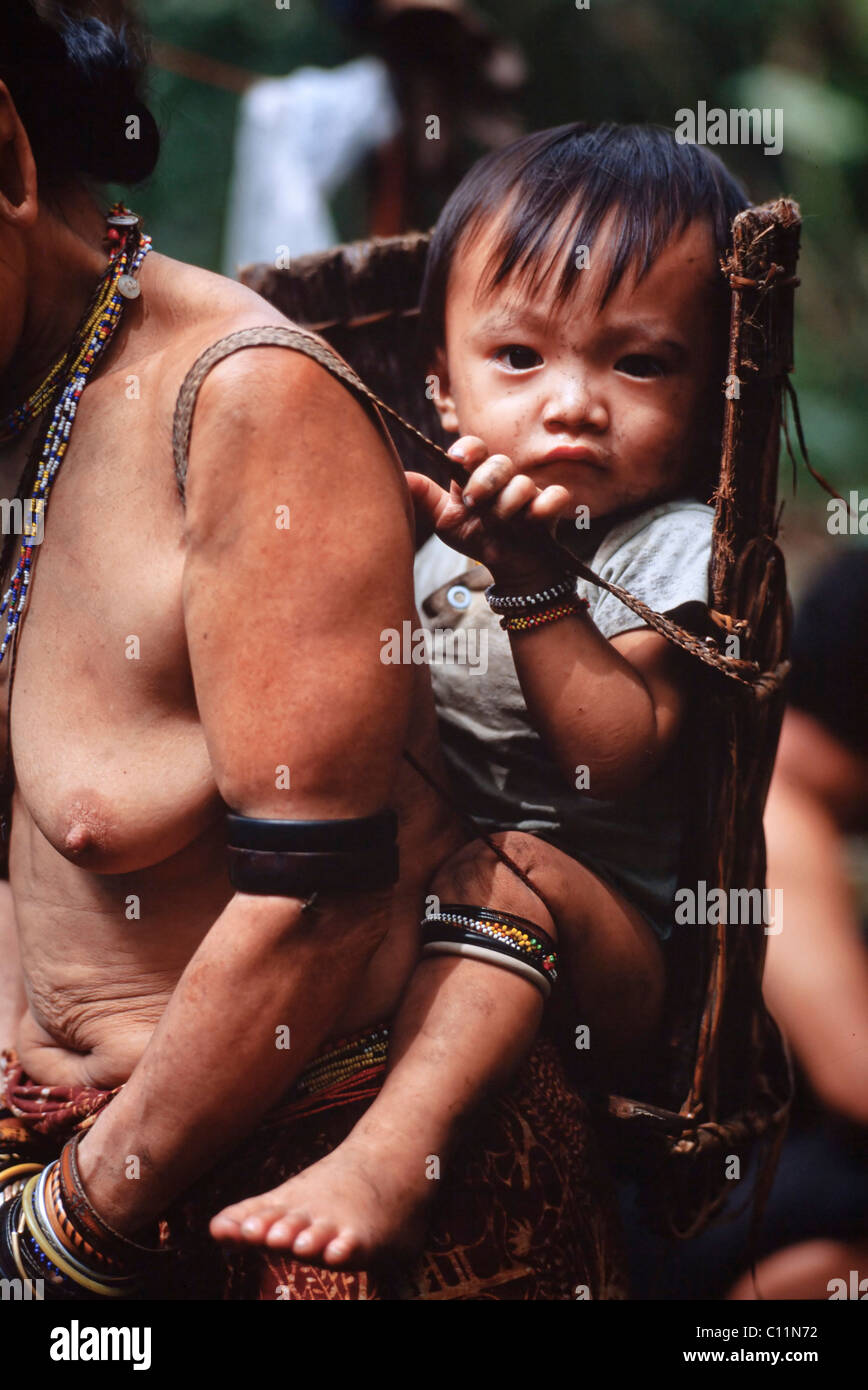 Sarawak, Borneo, Ost-Malaysia. Penan native Mutter mit Kind Stockfoto