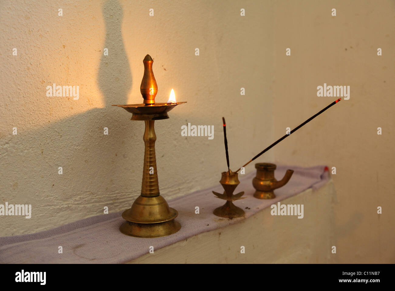 Öl-Lampe und Weihrauch-Sticks, Voraussetzungen für die Ayurveda-Kur, Bethsaida Hermitage in der Nähe von Kovalam, India, Indien, Südasien Stockfoto