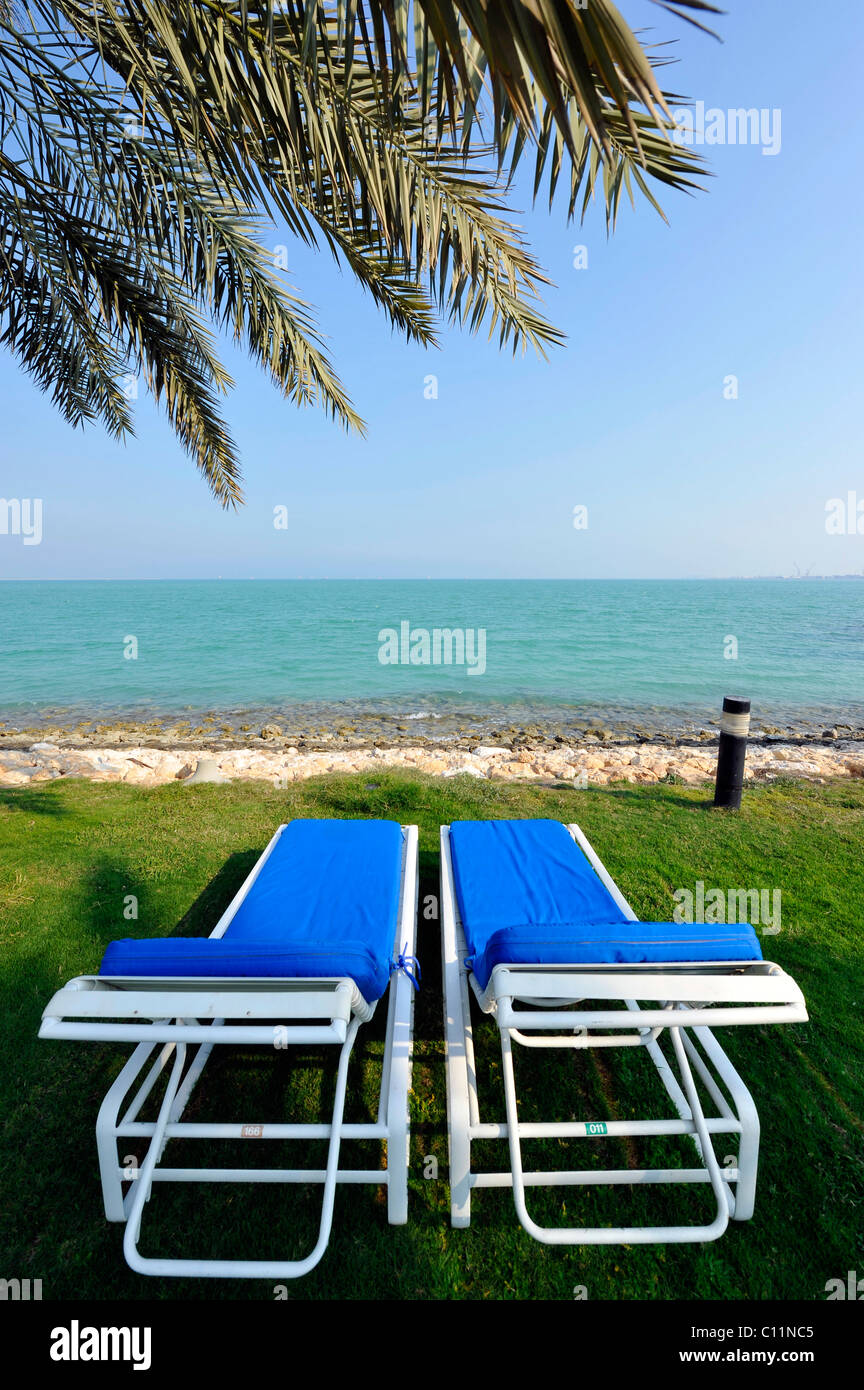 Liegestühle mit Blick auf den Persischen Golf, Doha, Qatar, Persischer Golf, Nahost, Asien Stockfoto