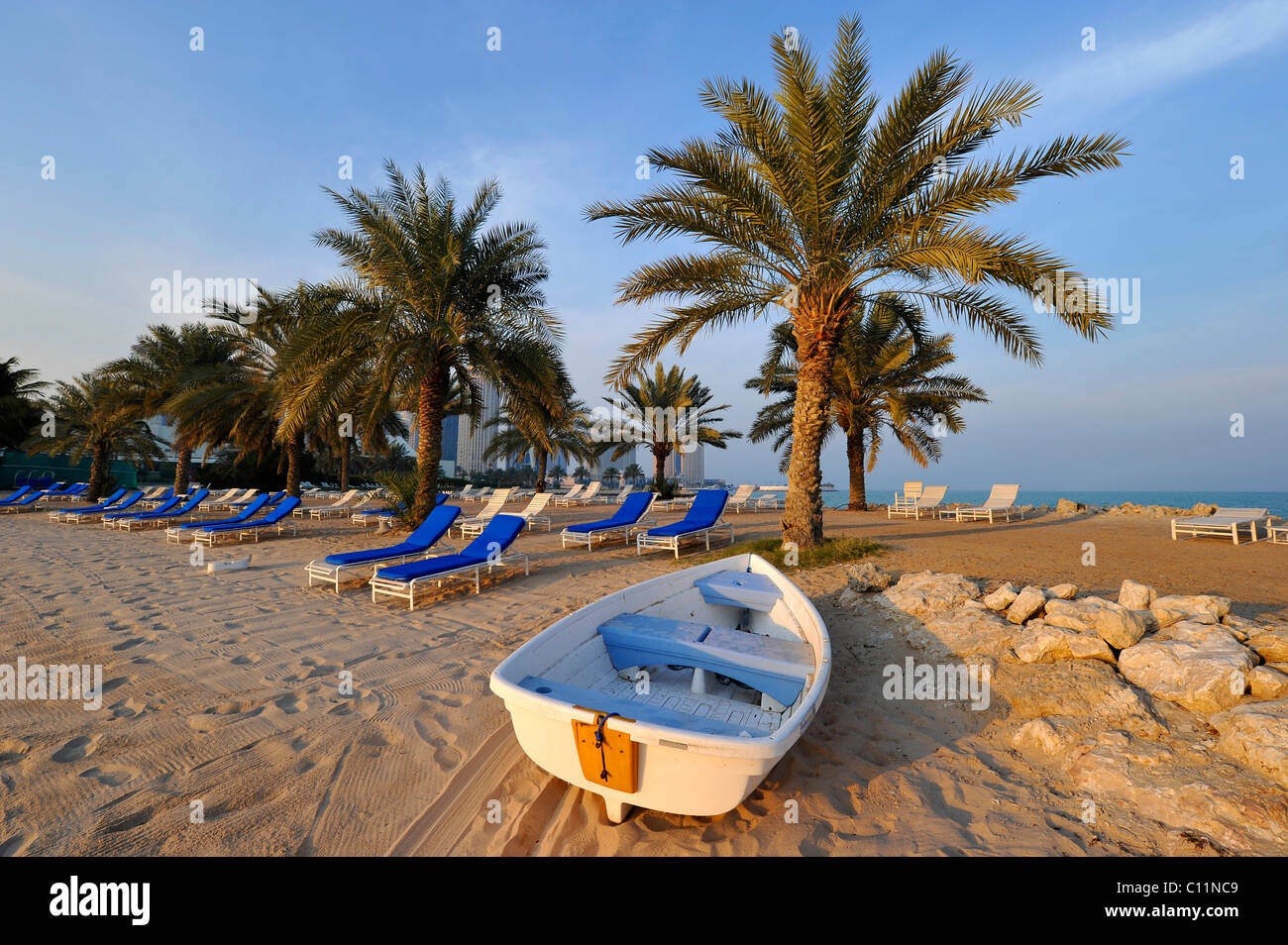 Boot, Liegestühle, Palmen, Bäume, Doha, Katar, Persischer Golf, Mittlerer Osten, Asien Stockfoto