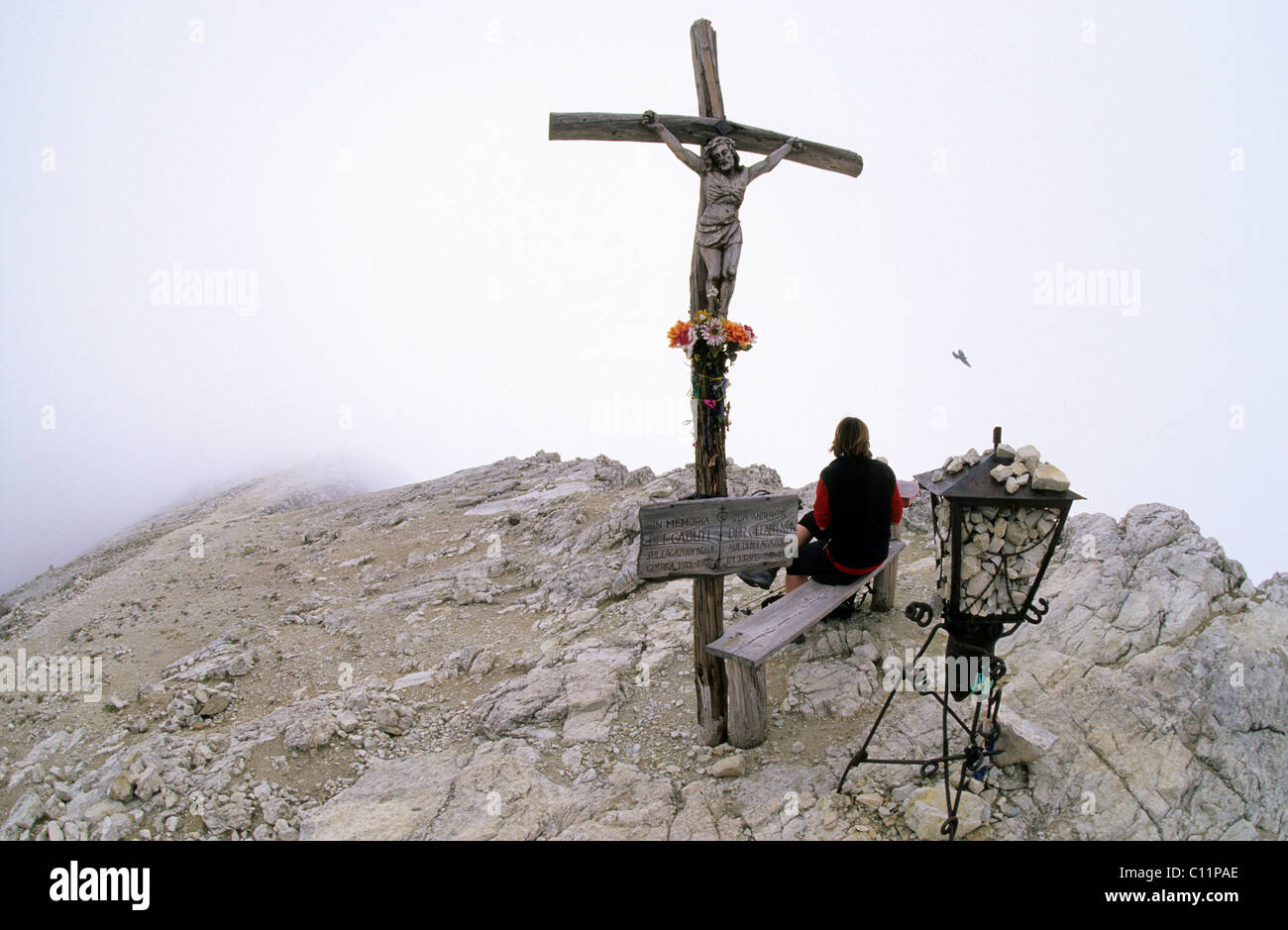 Wanderer auf dem Gipfel des Mt. Lagazuoi, 2778m, Cortina d ' Ampezzo, Dolomiten von Ampezzo, Italien, Europa zu überqueren Stockfoto