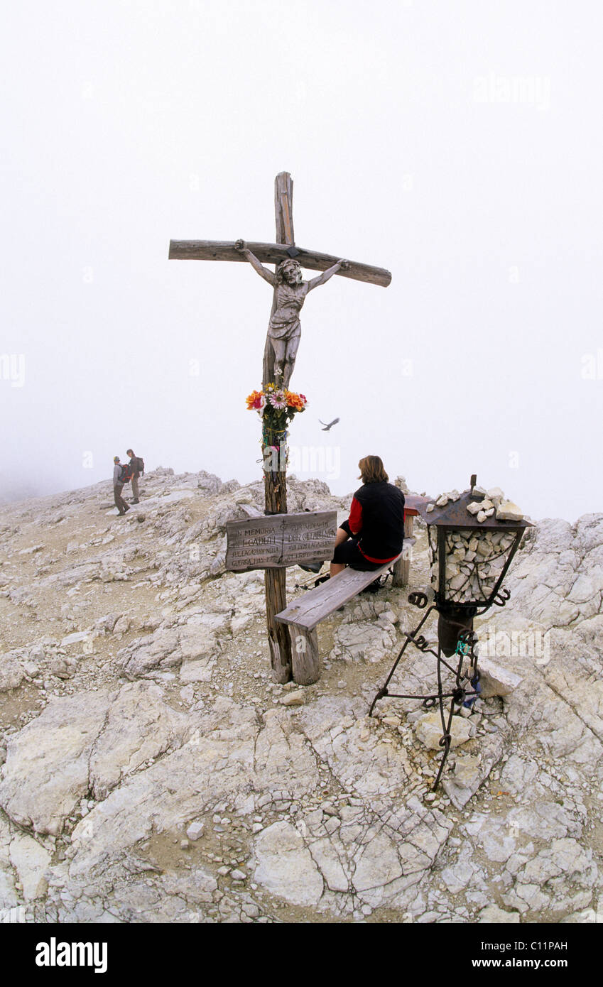 Wanderer auf dem Gipfel des Mt. Lagazuoi, 2778m, Cortina d ' Ampezzo, Dolomiten von Ampezzo, Italien, Europa zu überqueren Stockfoto