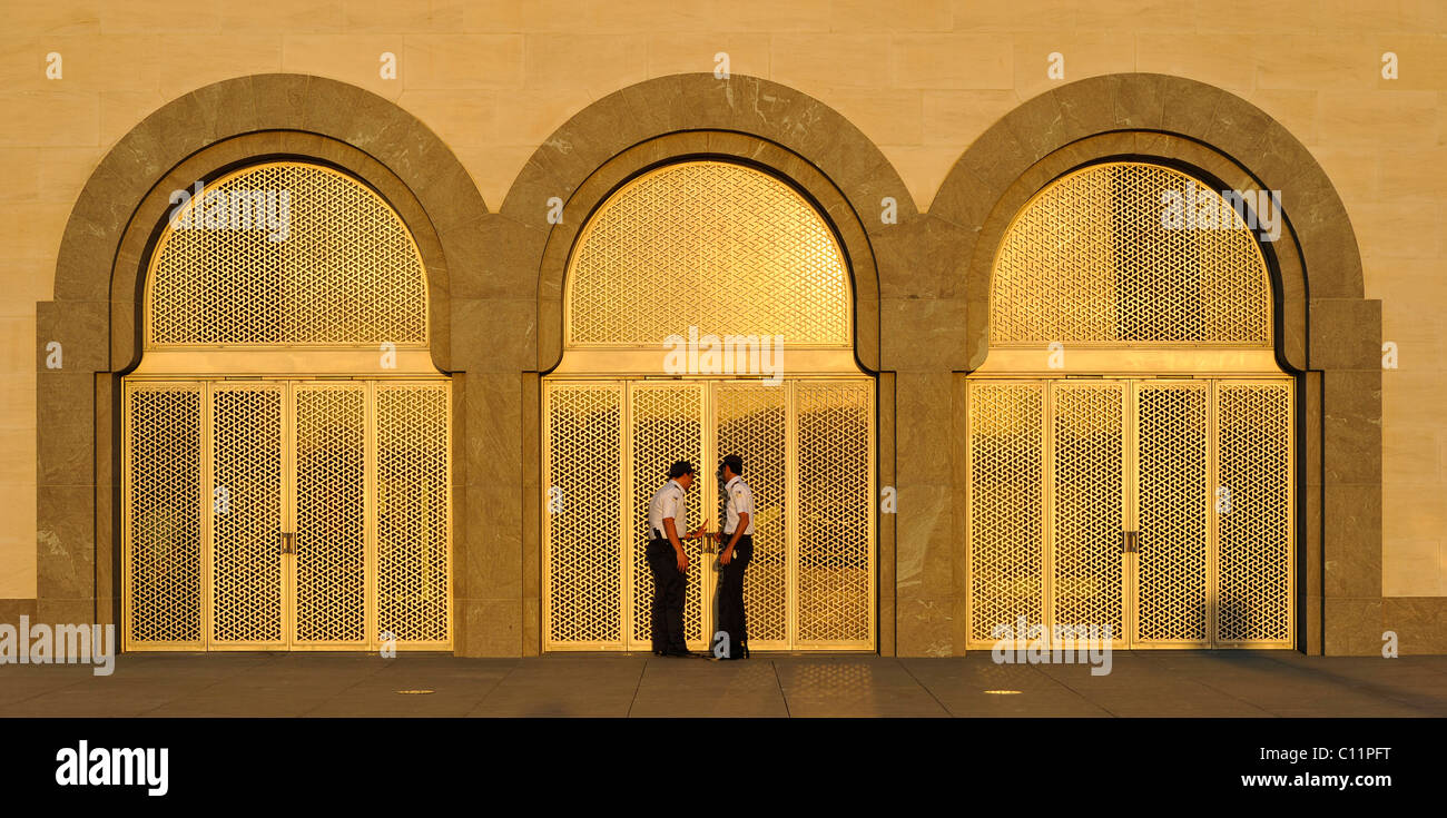Sicherheitspersonal, vergoldete Westeingang, Museum für islamische Kunst, entworfen von I.M. PEI, Abend Atmosphäre, Corniche, Doha Stockfoto
