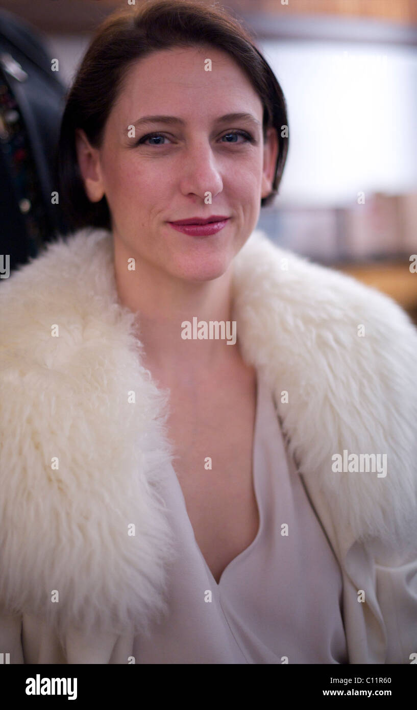 Designer Maria Grachvogel wird hinter den Kulissen vor, die ihre Kollektion Herbst 2011 im Hotel Savoy Ballroom in London gestylt Stockfoto