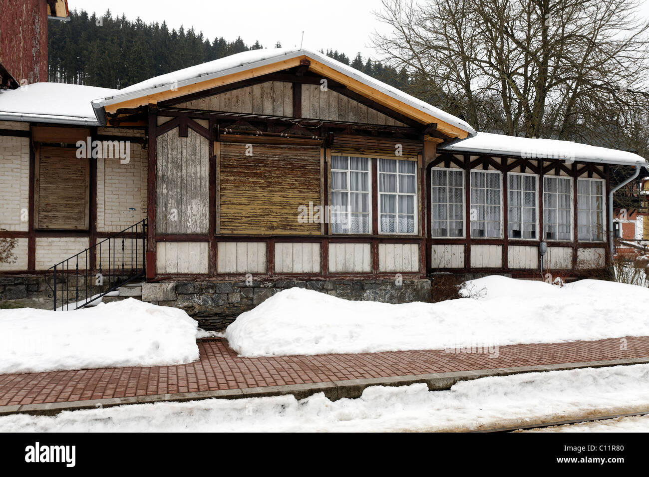 Ehemaligen Restaurant am Bahnhof Alexisbad, braucht Renovierung, Winter, Selketalbahn Zug, Harzgerode, Harz, Sachsen-Anhalt Stockfoto