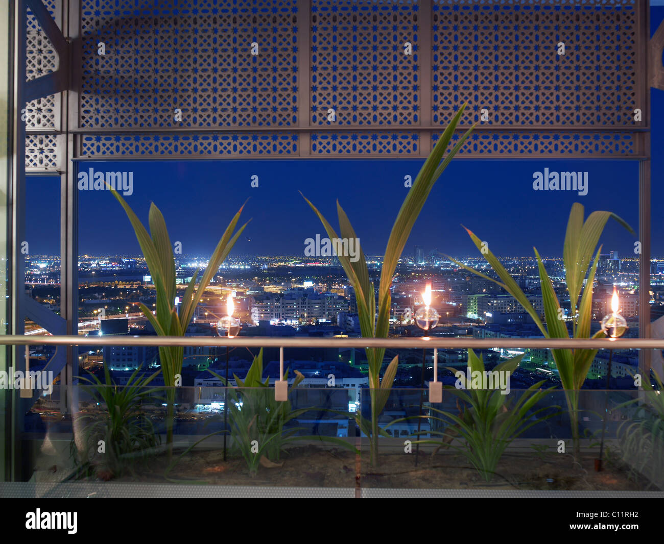 Blick auf Dubai bei Nacht von der Terrasse eines Lofts, gediegenes Ambiente, Dubai, Vereinigte Arabische Emirate, Naher Osten Stockfoto