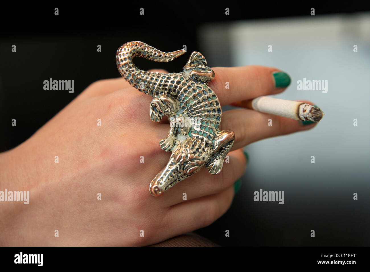 Eine Modell, schwingt einen Krokodil-Ring, dauert eine Zigarettenpause, bevor Mark Fast Herbstkollektion 2011 zeigen in Somerset Stockfoto