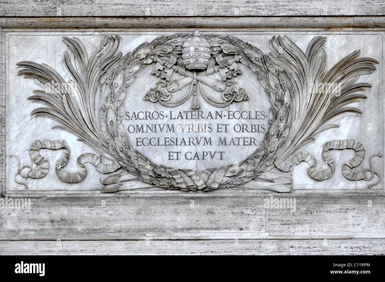 Inschrift am Portal Pfeiler, Fassade der Basilika San Giovanni in Laterano, Rom, Latium, Italien, Europa Stockfoto