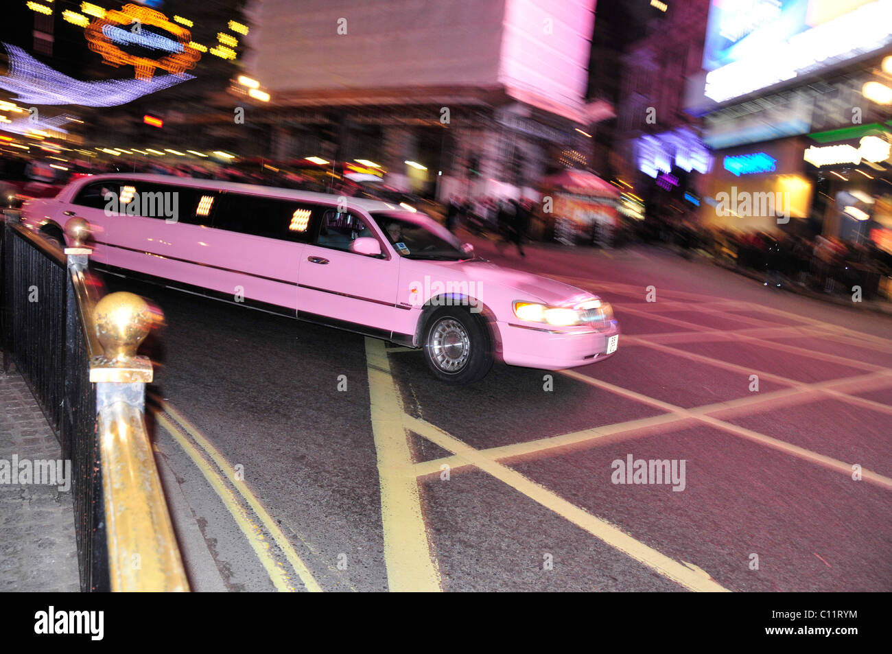 Stretchlimousine in Piccadilly Circus, London, England, Vereinigtes Königreich, Europa Stockfoto