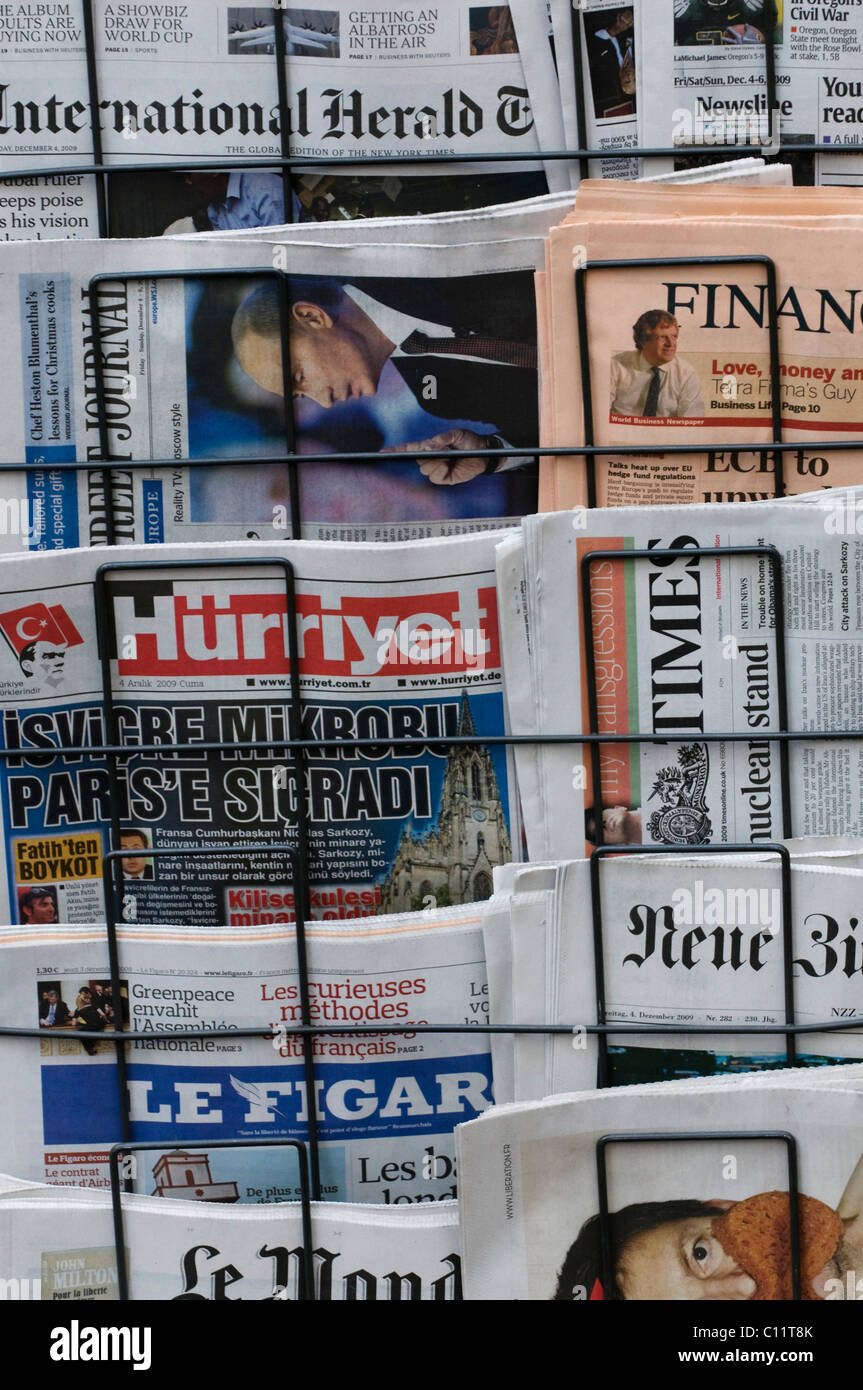 Zeitungsständer, internationale Zeitungen, deutschen, französischen, türkischen und britischen Presse Stockfoto