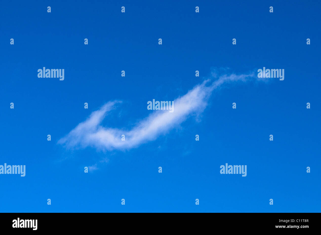 Hakenförmigen Cirrus Cloud am blauen Himmel, Wolke Schleier Stockfoto
