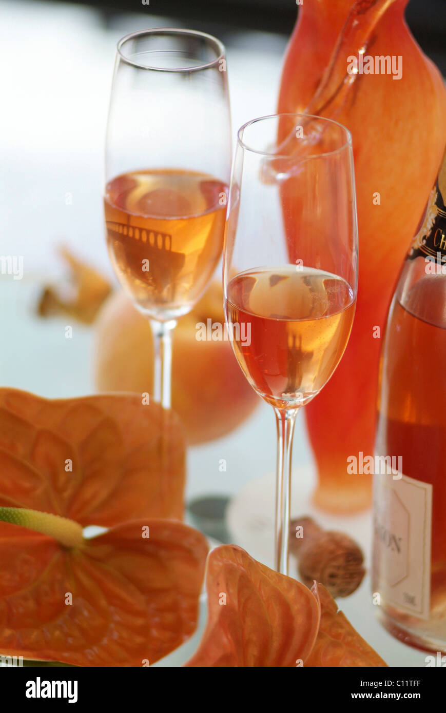 Stillleben mit 2 Glas rosé Champagner und eine Flasche Champagner in einem stilvollen Ambiente Stockfoto