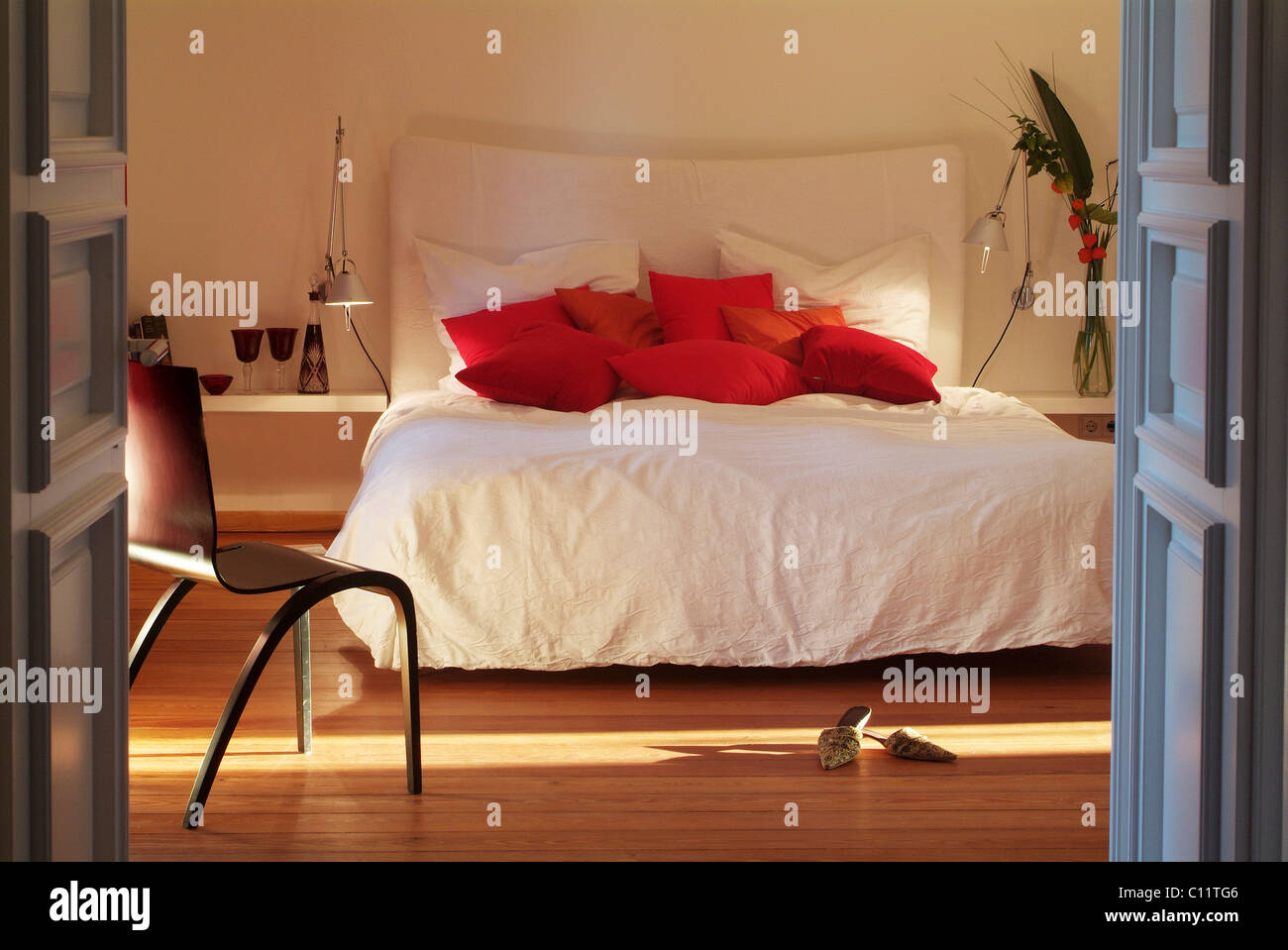 Stilvolle Schlafzimmer mit einem weißen Bett in anspruchsvollen, modernen design Stockfoto