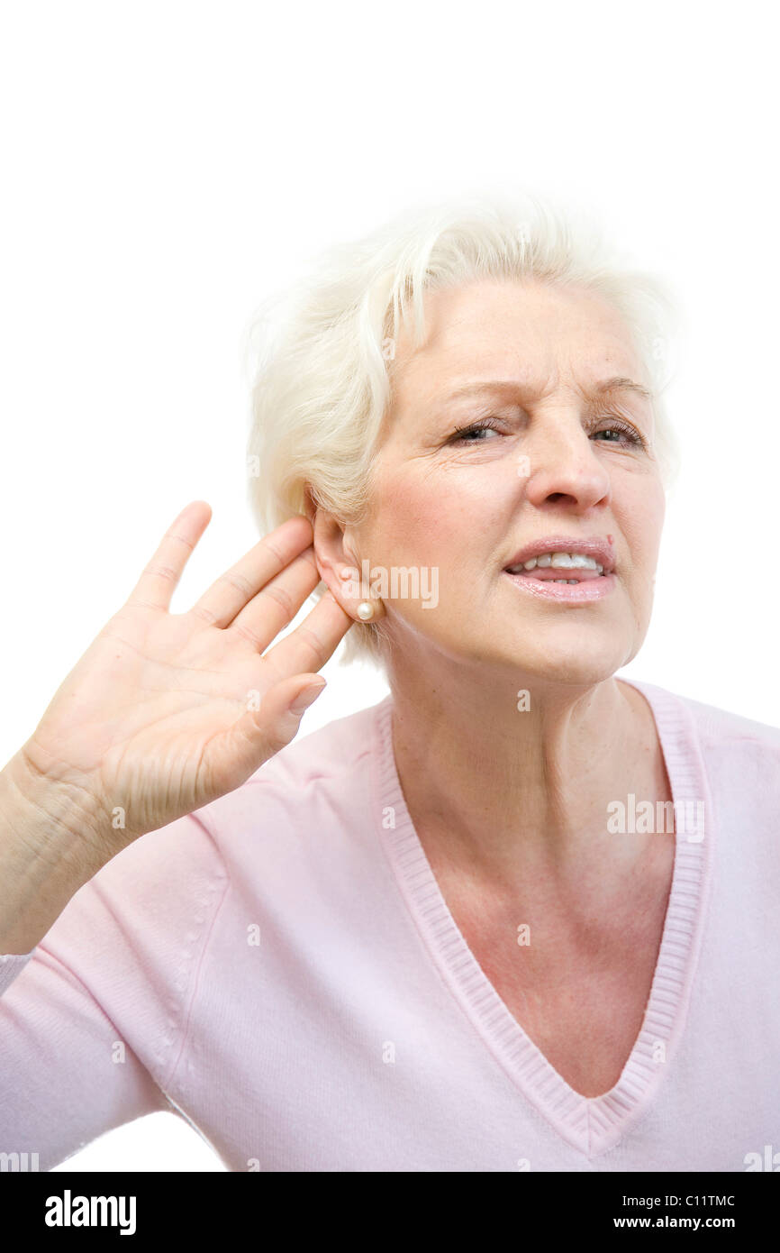 Alte Frau nicht etwas hören, legt Hand hinter dem Ohr Stockfoto