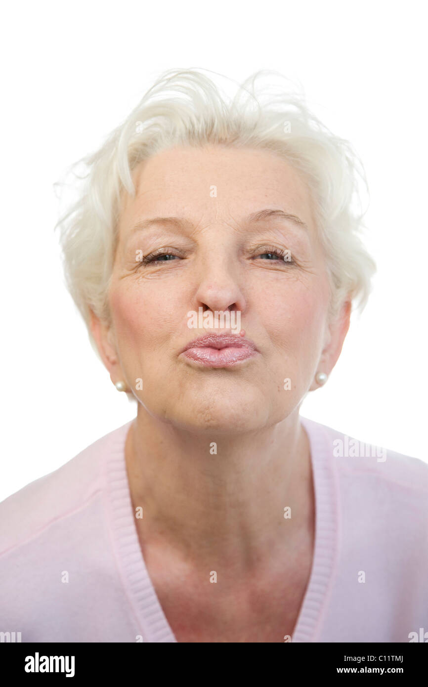 Alte Frau spitzte ihre Lippen Stockfoto
