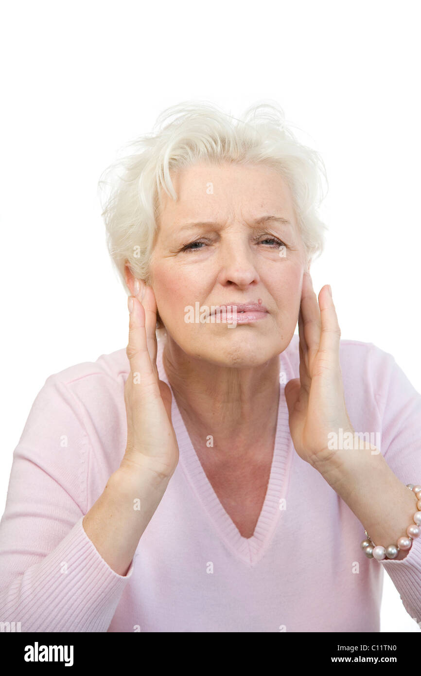 Alte Frau für ihre Ohren mit beiden Händen Stockfoto