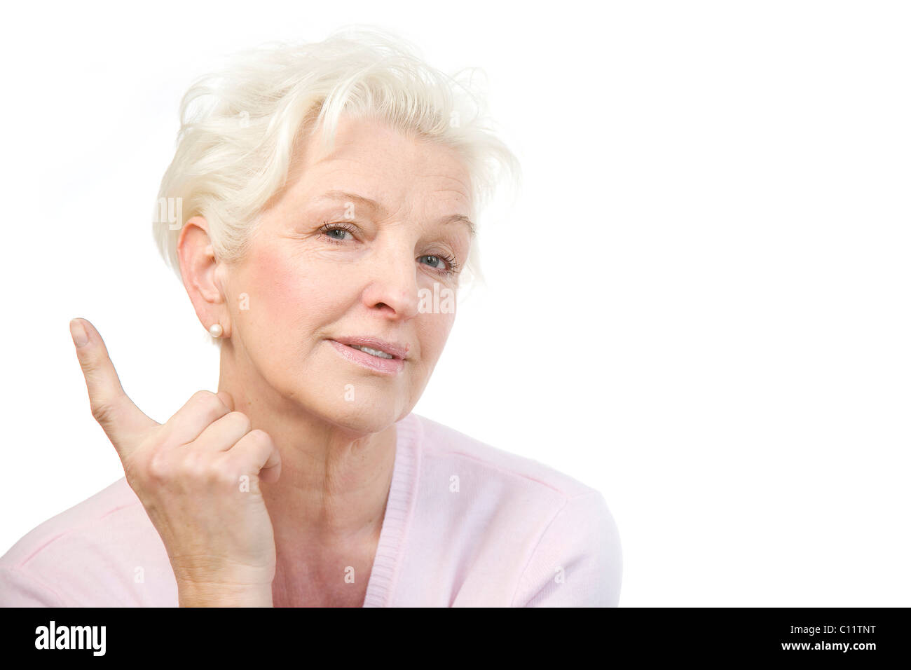 Alte Frau heben ihr Zeigefinger, spitzbübisch Stockfoto