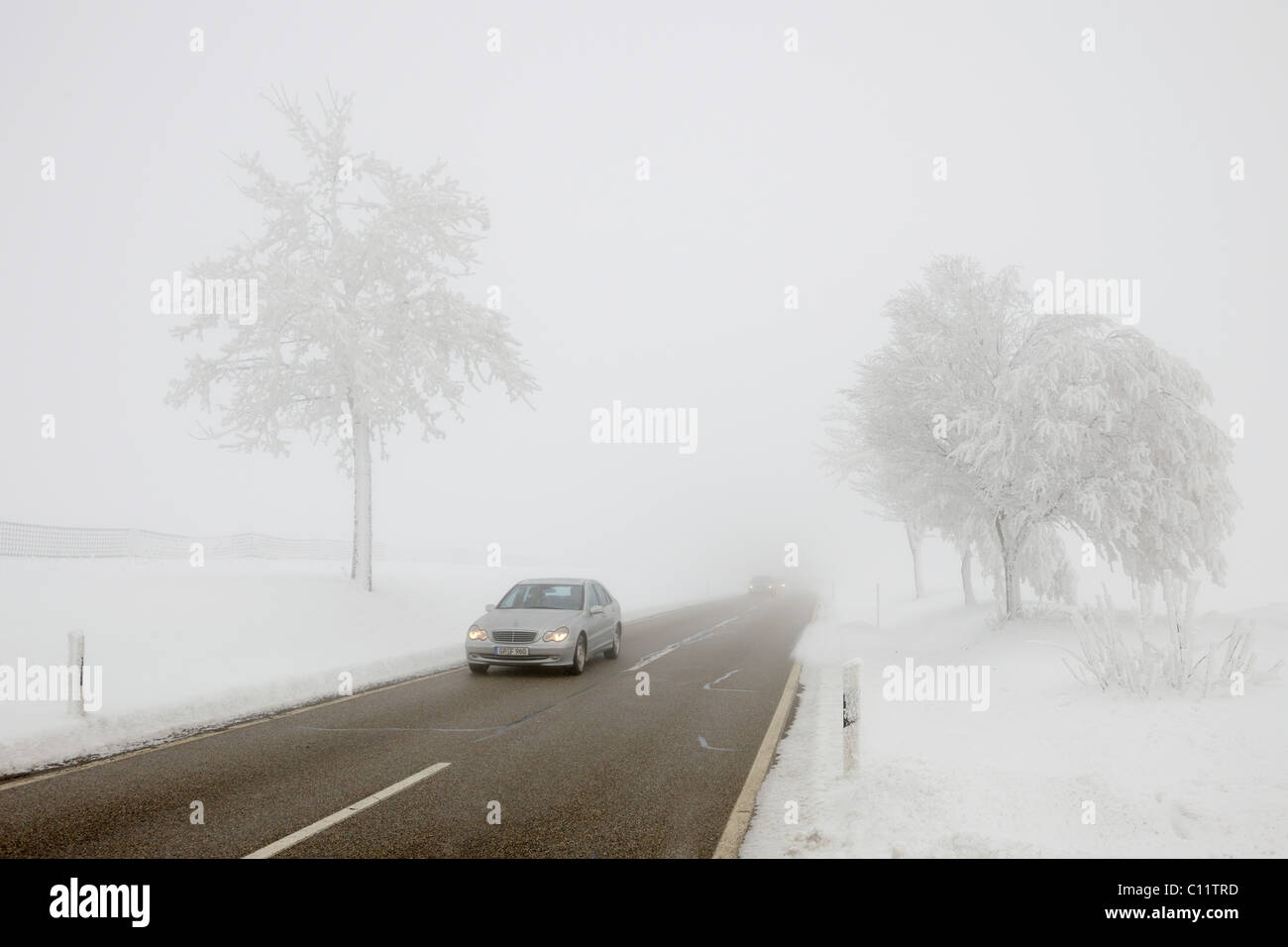 Straßenverkehr in Winter, Schwäbische Alb, Baden-Württemberg, Deutschland, Europa Stockfoto