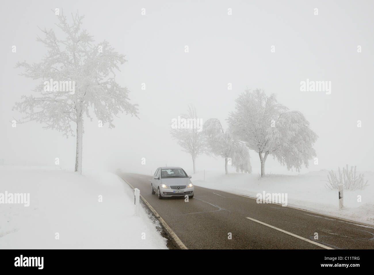 Straßenverkehr in Winter, Schwäbische Alb, Baden-Württemberg, Deutschland, Europa Stockfoto