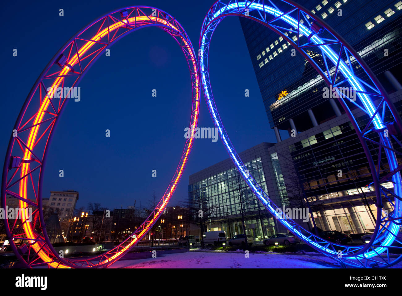 Kunstwerk, beleuchtete Ringe zwischen der Commerzbank und der Polluxhaus  Gebäude, Messe Frankfurt Messe Stockfotografie - Alamy