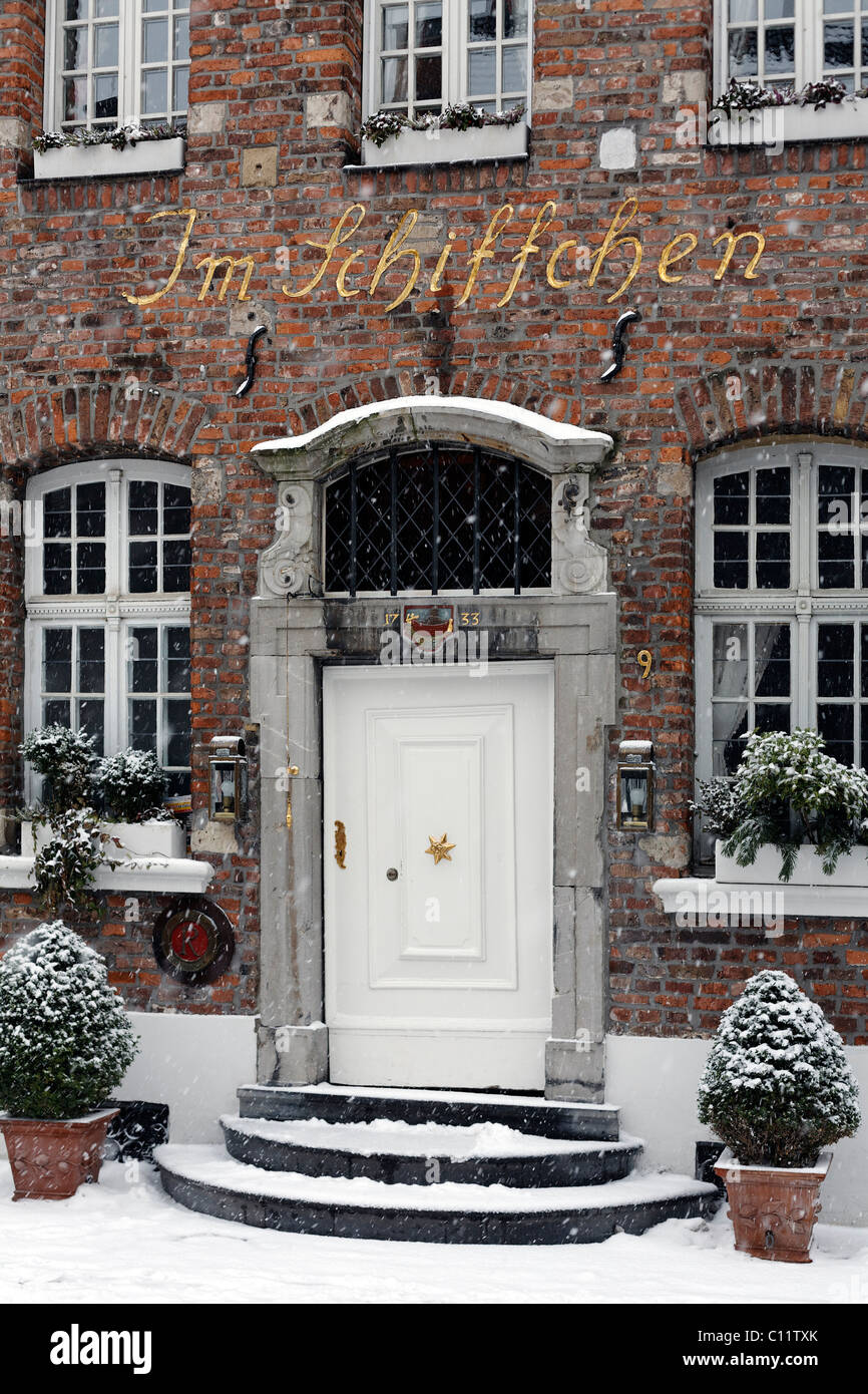 Eingang zum Restaurant Im Schiffchen, 3 Michelin-Sternen, historische Gebäude, Schnee, Düsseldorf-Kaiserswerth Stockfoto
