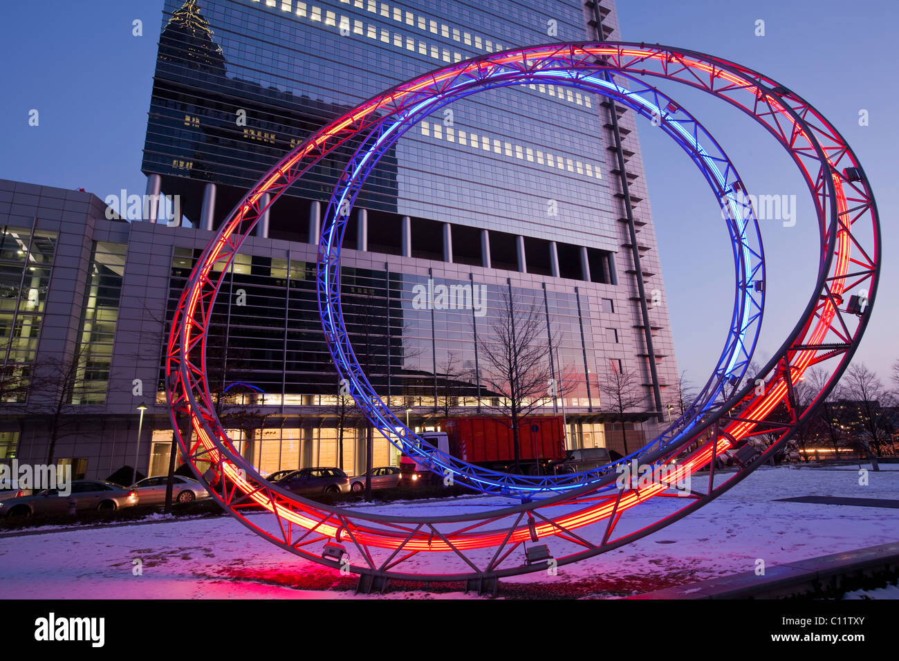 Kunstwerk, beleuchtete Ringe zwischen der Commerzbank und der Polluxhaus  Gebäude, Messe Frankfurt Messe Stockfotografie - Alamy