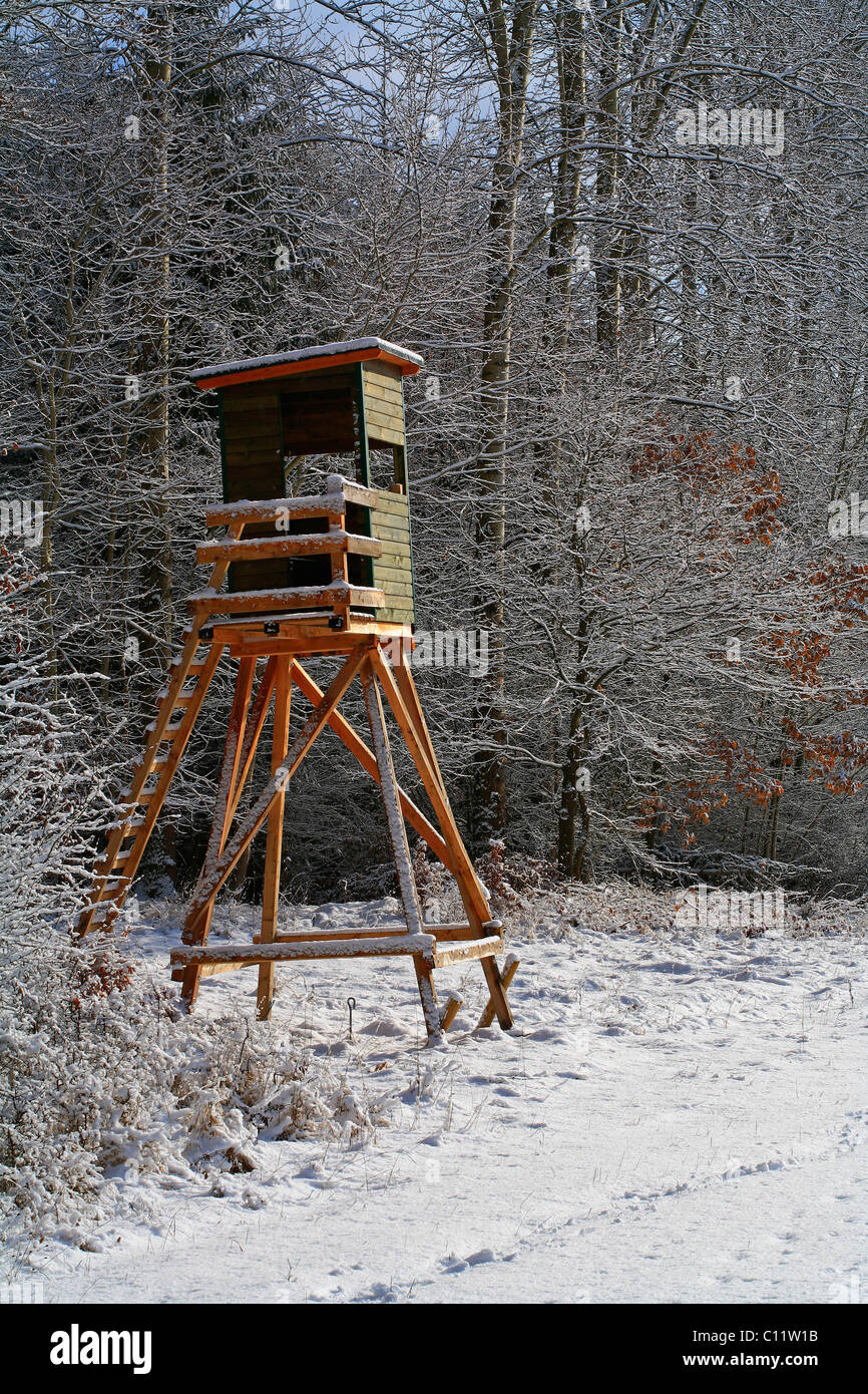 Jagd-Stand, erhöhte Blind Ansitz im winter Stockfoto
