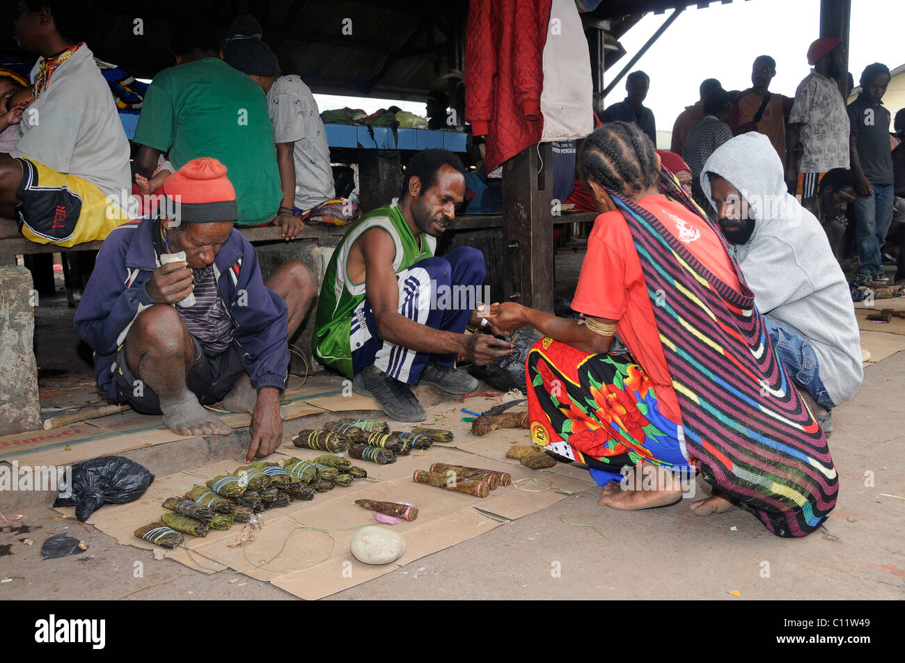 Dani Männer verkaufen Tabak auf dem Markt in Wamena, Irian Jaya oder West-Papua-Neu-Guinea, Indonesien, Südostasien Stockfoto
