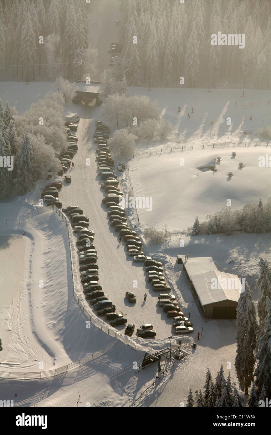 Luftbild, Schnee, Winter, Parkplatz, Winterberg, Nordrhein-Westfalen, Deutschland, Europa Stockfoto