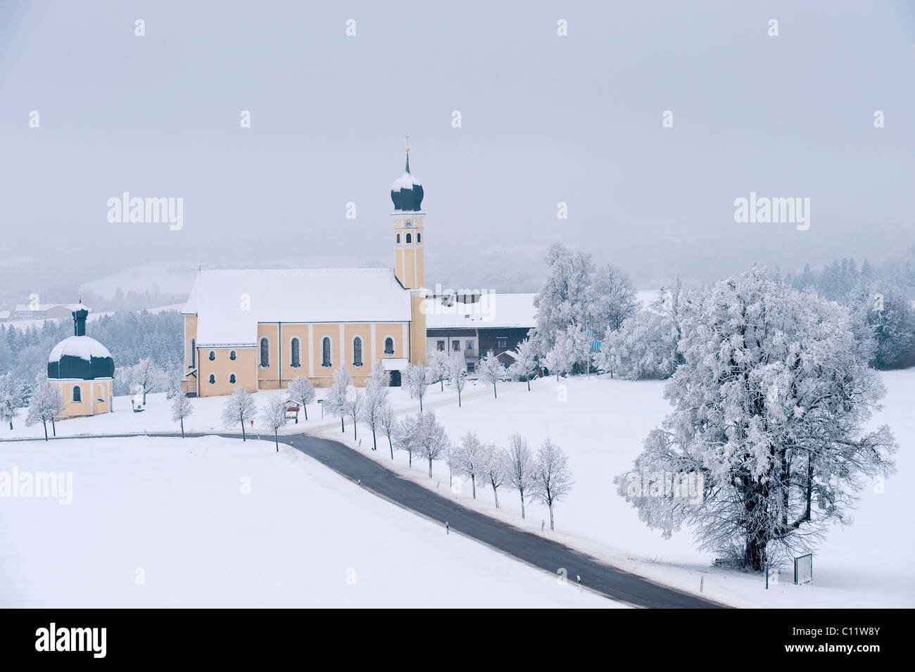 Kirche von Wilparting in eine Winterlandschaft, Winterwonderland mit Raureif auf Mt. Irschenberg, Bayern, Deutschland, Europa Stockfoto