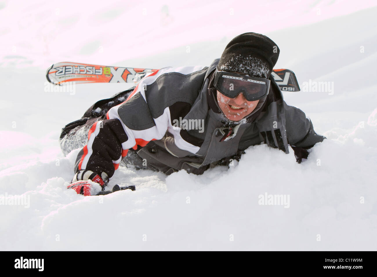 Skifahrer, ohne Helm, nach einem Sturz Stockfoto