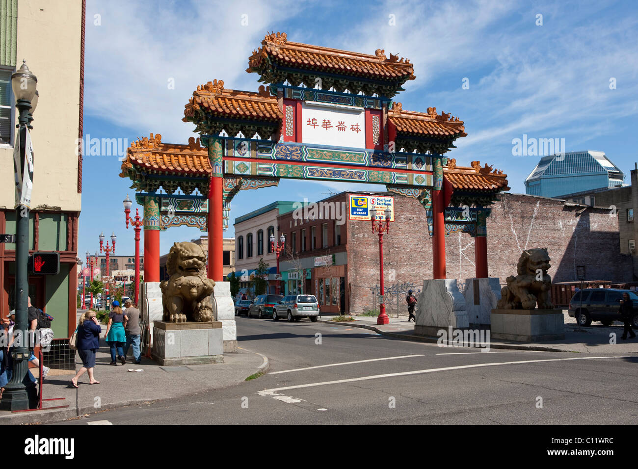 Chinesische Tor am W Burnside Street, China Town, Portland, Oregon, USA Stockfoto