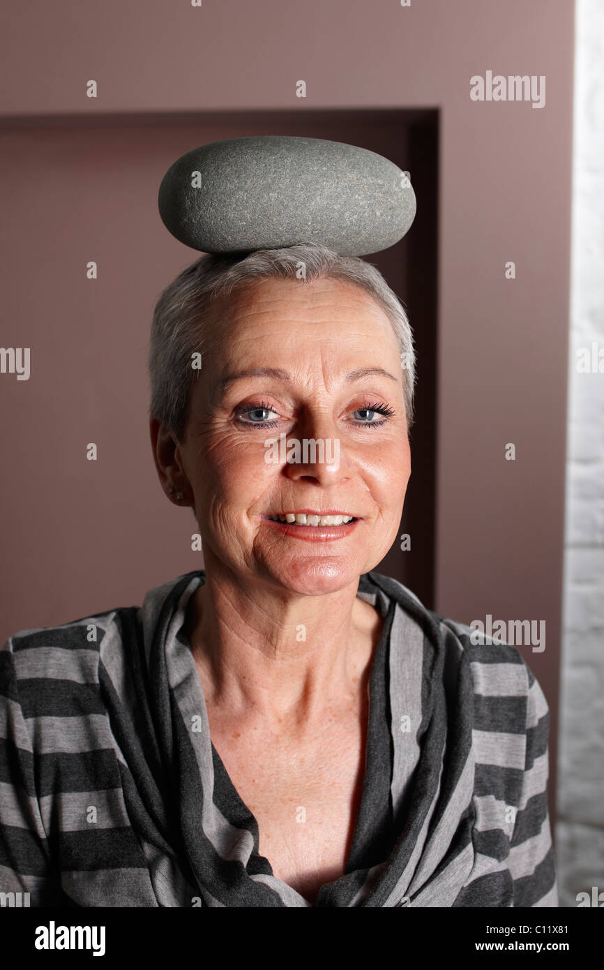 Frauen, Best Ager, ein Stein auf dem Kopf balancieren Stockfoto