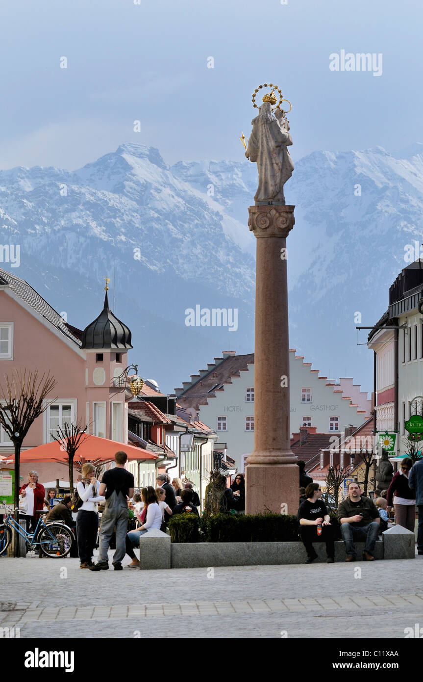 Fußgängerzone, Untermarkt quadratisch mit Mariensäule, Alpen im Rücken, Murnau, Oberbayern, Deutschland, Europa Stockfoto