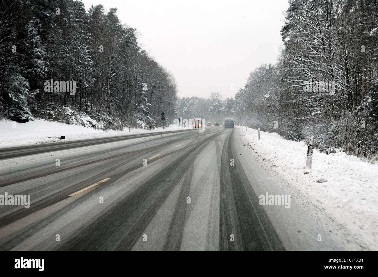 Schneetreiben auf der B 2 Heroldsberg-Nürnberg, Middle Franconia, Bayern, Deutschland, Europa Stockfoto