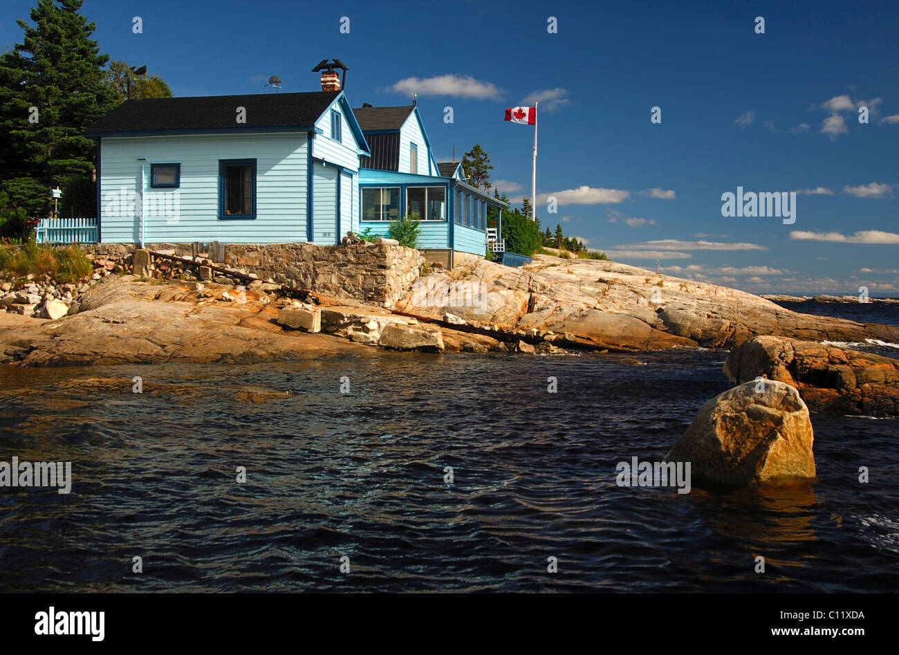 Ferienhäuser entlang der felsigen Küste des St. Lawrence River, Tadoussac, Kanada Stockfoto
