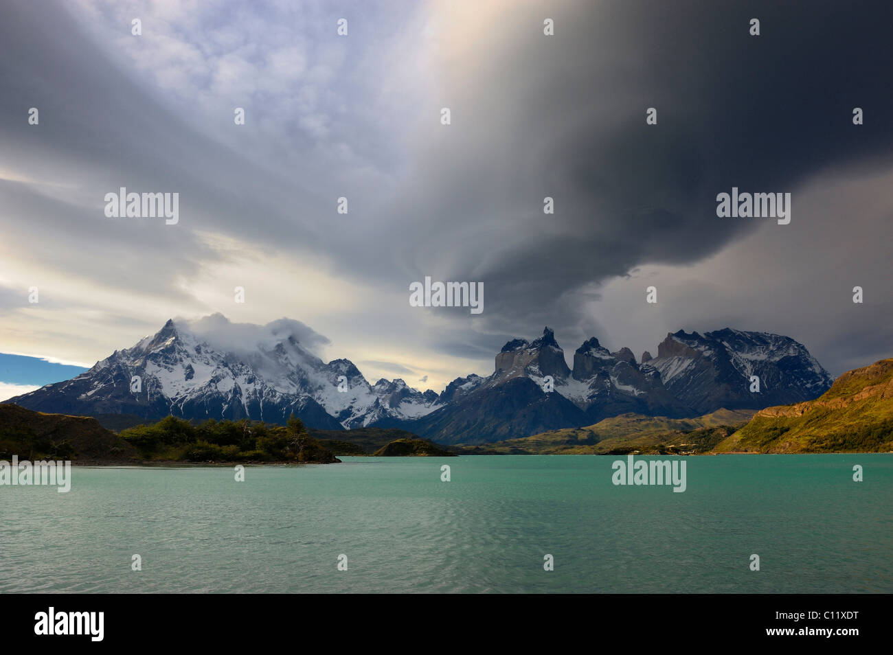 Torres del Paine-Massivs und Pehoe See, Patagonien, Chile, Südamerika Stockfoto