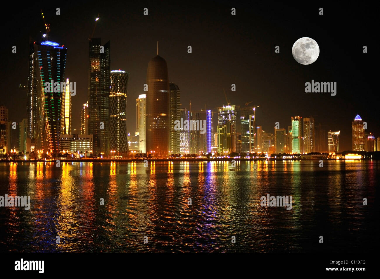 Nachtaufnahme, Skyline von Doha mit dem Tornado Tower, Peilturm, Frieden Towera, Al-Thani Turm und dem Mond, Doha, Katar Stockfoto