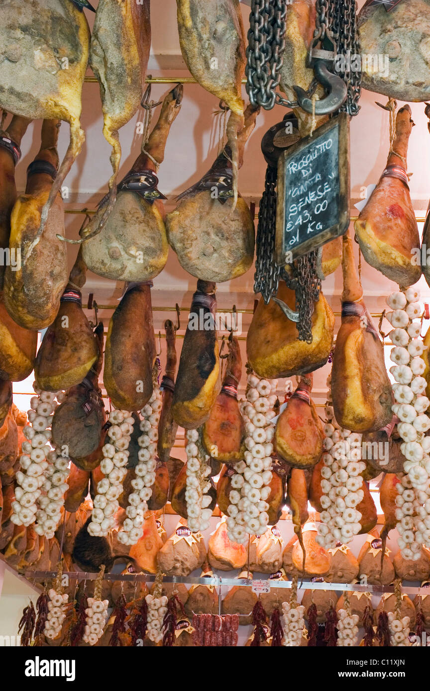 Schinken an der Decke in einem Feinkostgeschäft Norcineria Falorni, Greve, Chianti, Toskana, Italien, Europa Stockfoto