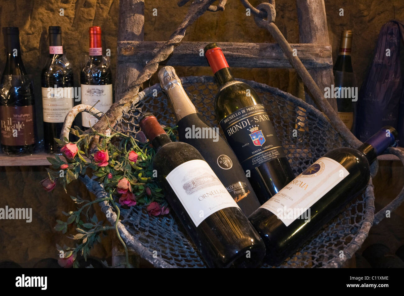 Alten Brunello, Wein von Ornellaia Flaschen Wein in einem Weinkeller La Taverna di San Giuseppe, Siena, Chianti, Toskana, Italien, Europa Stockfoto